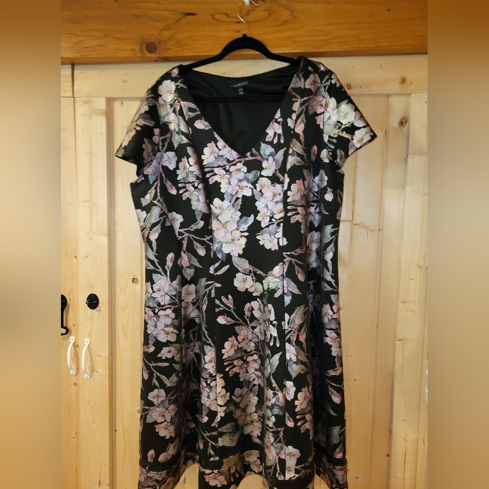 Elegant Black Foil Floral Print Dress Size 22-24